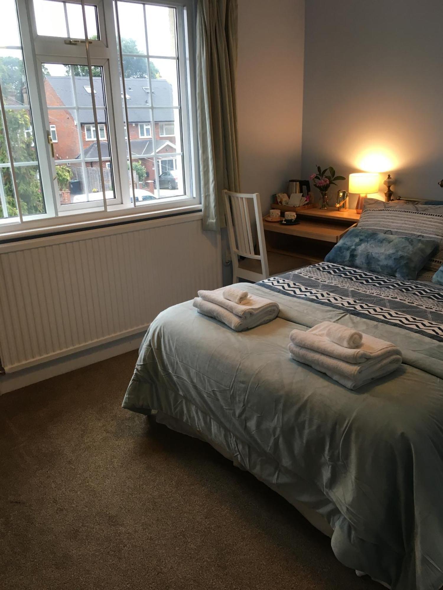 Leafy Suburban Bed And Breakfast Нортвуд Экстерьер фото