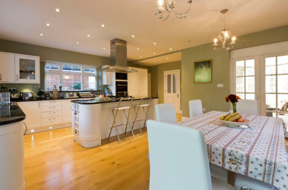 Leafy Suburban Bed And Breakfast Нортвуд Экстерьер фото